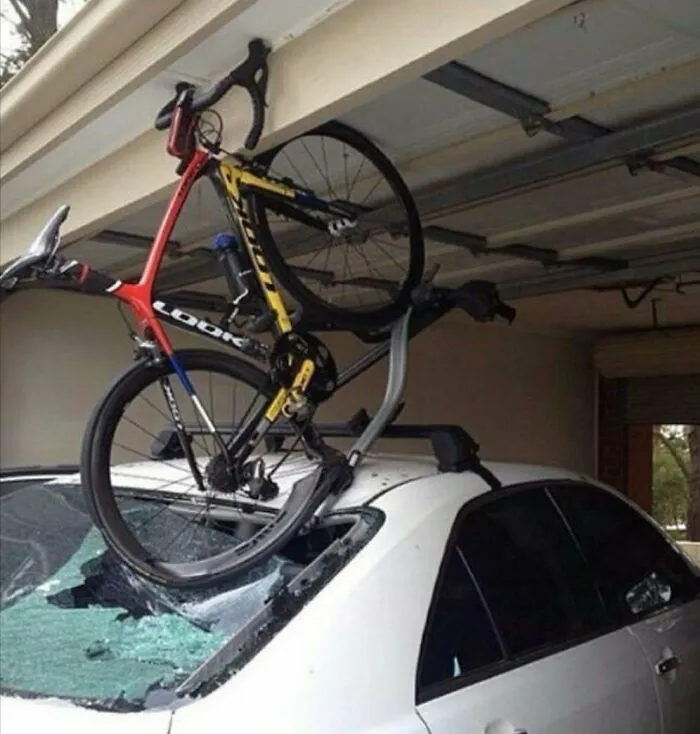 Entrar al garaje con la bicicleta todavía enganchada al techo del coche