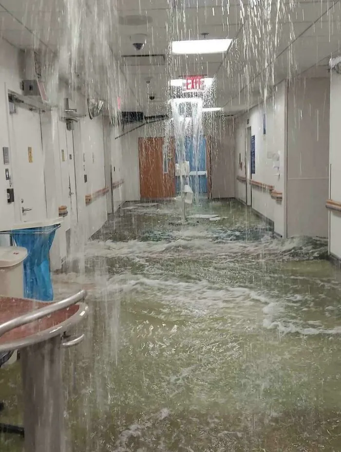 Inundación en el Hospital Duke en Durham, Carolina del Norte, debido a la rotura de una tubería