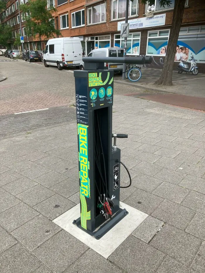 En Róterdam tenemos estaciones públicas y gratuitas de reparación de bicicletas.