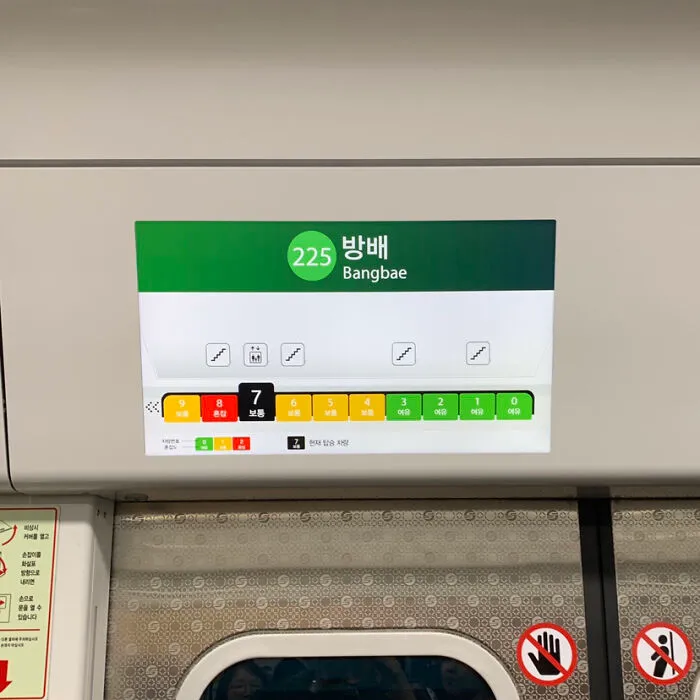 Pantalla de estación Bangbae con detalles ingeniosos del metro en Corea del Sur, mostrando rutas y accesos.