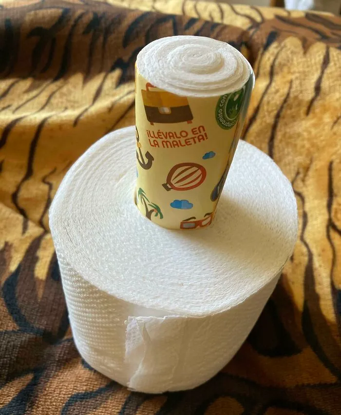 El papel higiénico en Perú tiene un rollo de papel más pequeño en su centro, para llevarlo de viaje o en el bolso.