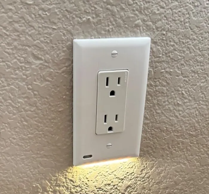 Dark Outlets Need No Longer Give You The Blues Thanks To <a Style="Display:inline;" Href="Https://Www.amazon.com/Single-Snappower-Guidelight-Electrical-Automatic/Dp/B0bt27w9bv?ie=utf8&th=1&linkcode=ll1&tag=bpsheep-20&linkid=d000674b05fc81e16c942c11a00913a5&language=en_us&ref_=as_li_ss_tl" Target="_blank"><span Style="Font: Inherit; Color: #d74b1f"> Snappower Guidelights</Span>, The Brilliant Invention Which Turns Them Into Nightlights