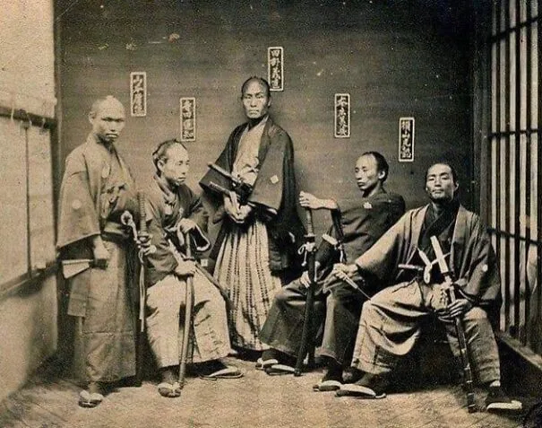 A finales del siglo XIX, un escuadrón de samuráis se erigió en símbolo de una era en decadencia, captados durante una época de inmensos cambios en Japón.
