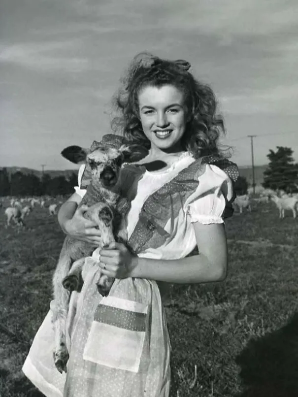 Norma Jeane en 1945, antes de convertirse en la famosa Marilyn Monroe