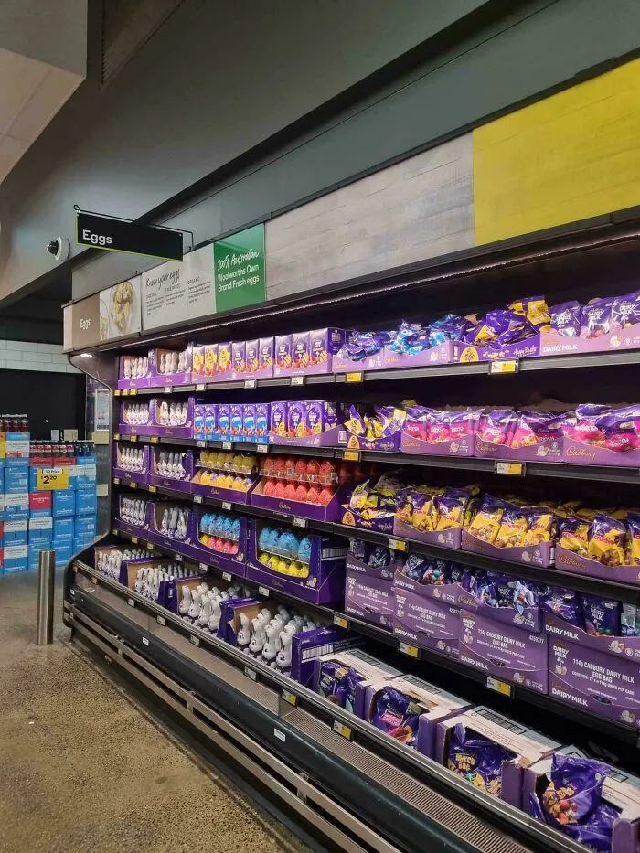 La escasez de huevos hace que la sección de huevos de Woolies se llene de huevos de Pascua