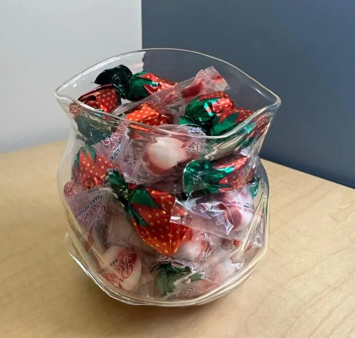 Life Is Transparently Sweet With The <a Style="Display:inline;" Href="Https://Www.amazon.com/Fred-Unzipped-Hand-Blown-Glass-Bowl/Dp/B001xslen0?ie=utf8&linkcode=ll1&tag=bpmammoth-20&linkid=70847591b6fd3b9ca26c7cebc111086d&language=en_us&ref_=as_li_ss_tl" Target="_blank"><span Style="Font: Inherit; Color: #d74b1f;"> Glass Candy Bag </Span> That Lets You See The Treats Inside!