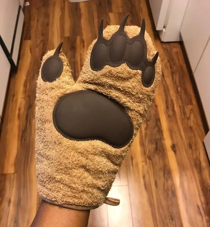 Grizzly Grip Your Hot Dishes With Care Using The <a Style="Display:inline;" Href="Https://Www.amazon.com/Fred-Bear-Hands-Oven-Mitts/Dp/B00i0vulxc?ie=utf8&th=1&linkcode=ll1&tag=bpmammoth-20&linkid=2a13c0938b89a3700f9cecb65bb56720&language=en_us&ref_=as_li_ss_tl" Target="_blank"><span Style="Font: Inherit; Color: #d74b1f;"> Bear Hands Oven Mitts </Span> That Are Paws-Itively Protective!