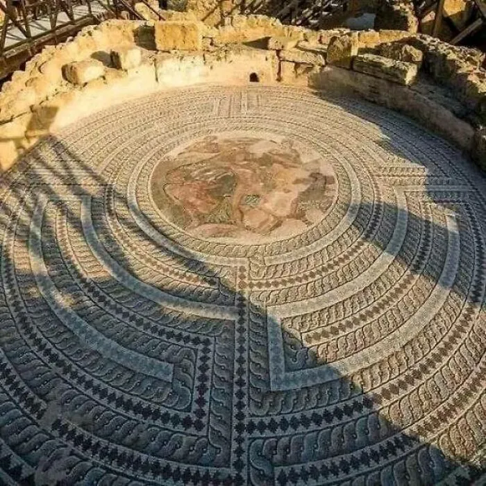 Descubiertos accidentalmente en 1962, estos intrincados diseños de pisos alguna vez adornaron las lujosas villas de los aristócratas romanos.