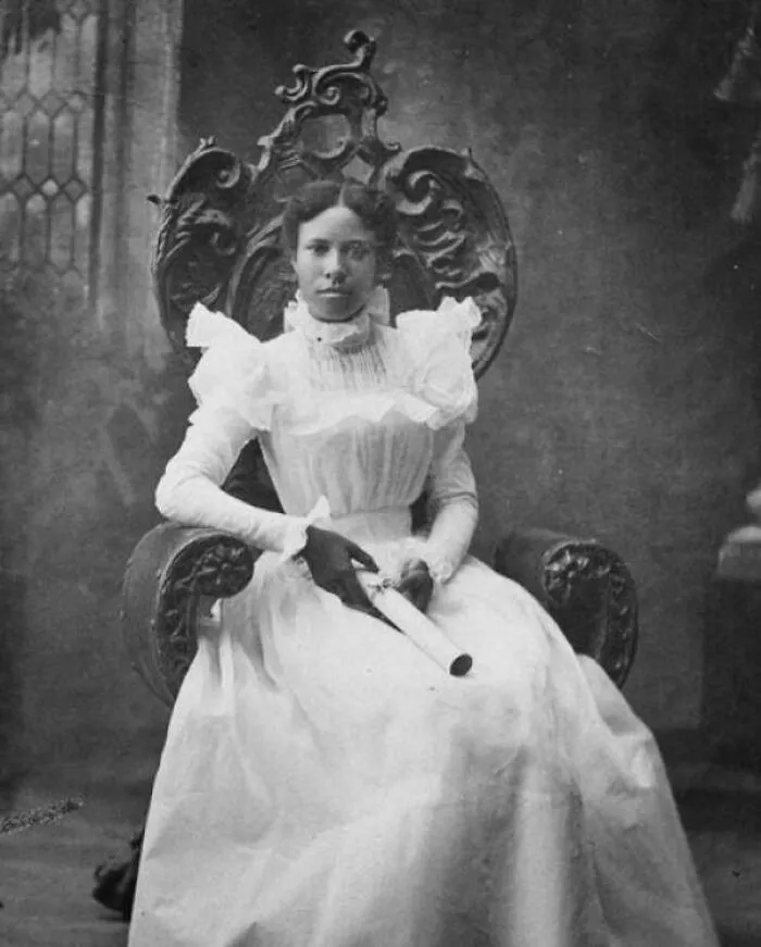 Una mujer afroamericana posa para una foto en solitario a finales de la década de 1890
