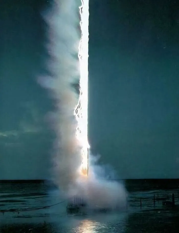 Momento exacto en que un rayo cae en el agua