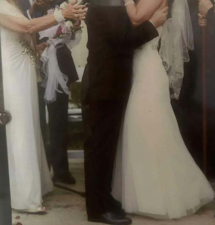 Recuerdo cuando mi suegra se puso esto en nuestra boda. También se podía ver su tanga morado a través de la tela. ¡Mira su mano extendiéndose! Esto fue durante nuestro beso, cuando ella lo agarró para besarlo también