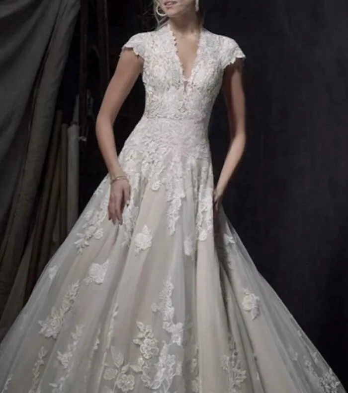El vestido que mi mamá planea usar en mi boda. Me envió la foto ayer y todavía no le he respondido.
