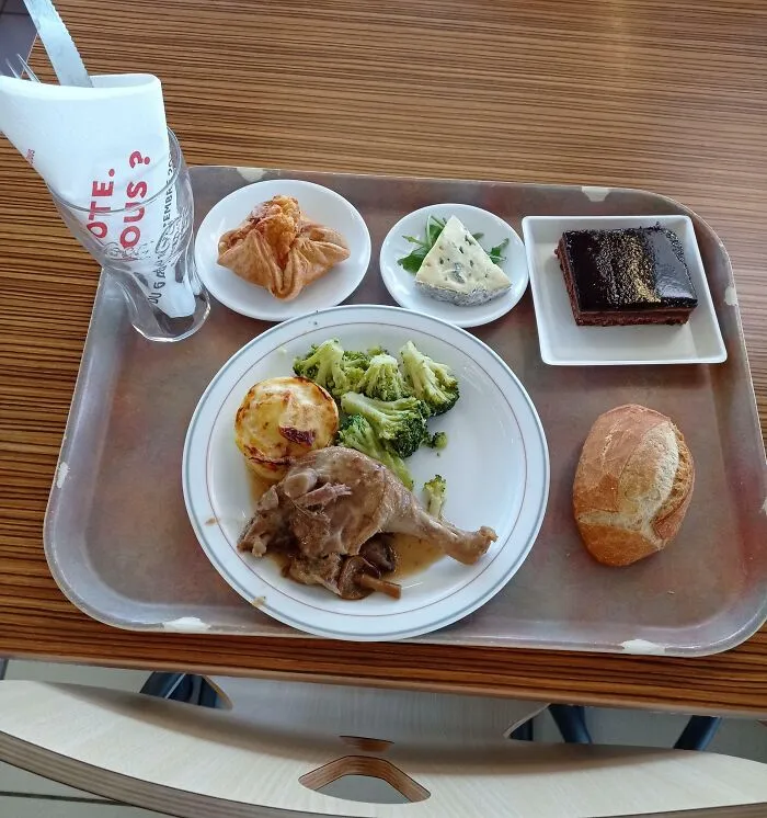 Comida promedio en la cafetería universitaria en Francia (Universidad pública, 3,30 €)