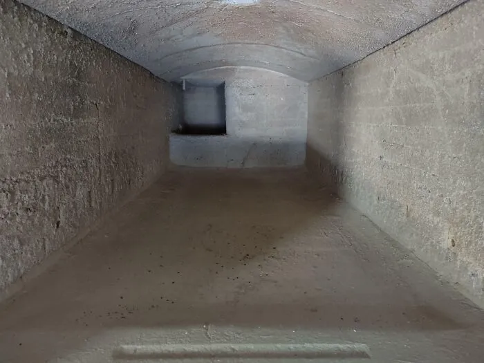 Vista inusual de un túnel de cemento vacío, resaltando una perspectiva diferente de un lugar conocido.