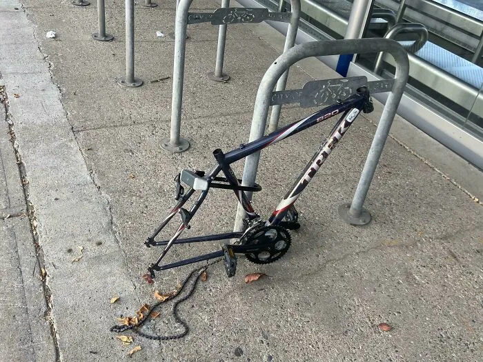 Al salir del trabajo esto quedaba de mi bici