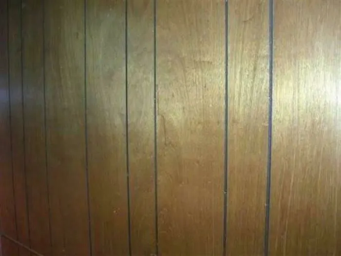 Paneles de madera antiguos que recuerdan cosas del pasado y hacen que la gente se sienta vieja y nostálgica de su juventud.