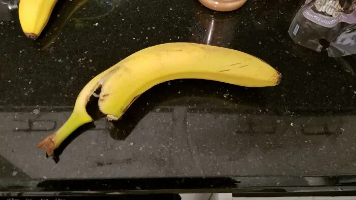 Mi suegra se come un bocado de plátano nuevo cada mañana y deja el resto en la encimera «por si alguien quiere uno»