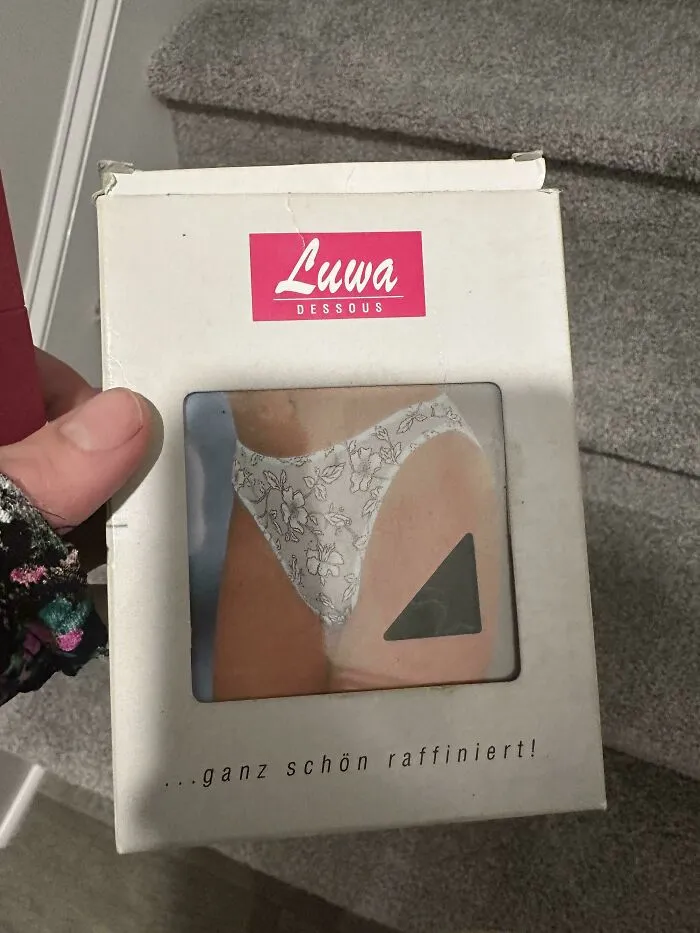 Mi regalo de Navidad por parte de mi suegra. Mientras tanto yo le compré 200 dólares en joyas y cosméticos...