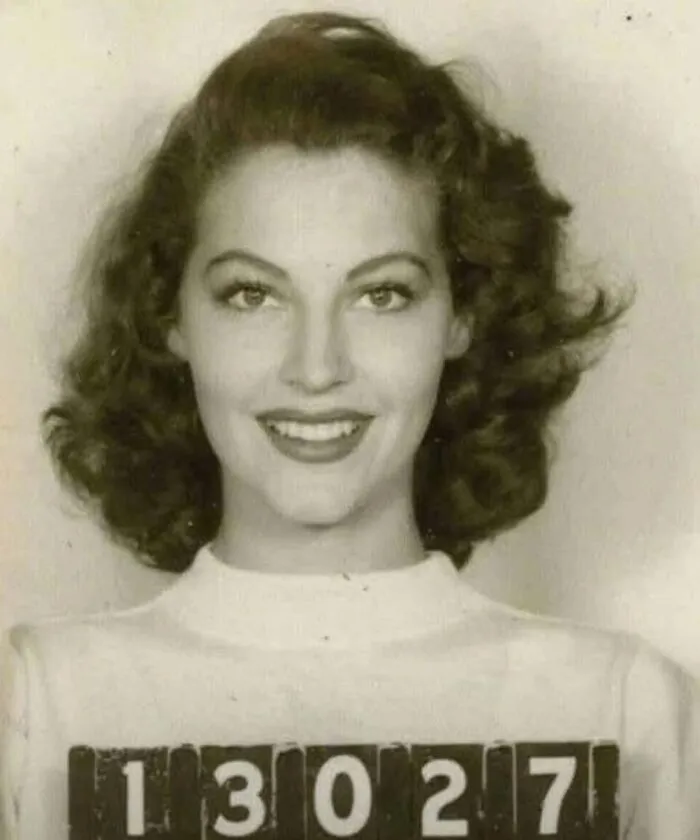 Ava Gardner, 19 años, fotografiada para su cuestionario de empleo de Mgm, 1941