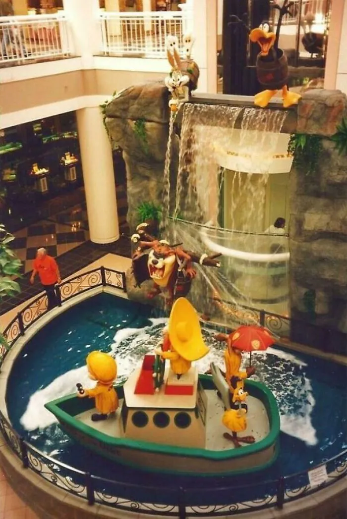 Buffalo, NY: Looney Toons Fountain In The Galleria Mall
