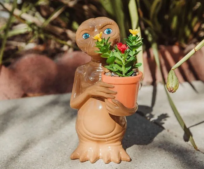 Phone Home To Your Inner Child With The <a Style="Display:inline;" Href="Https://Www.amazon.com/Silver-Buffalo-Extra-Terrestrial-Artificial-Succulent/Dp/B0brsk6c88?crid=2hxftap79mfbc&dib=eyj2ijoimsj9.nwrcn7yx4hxppwo1rjpd8iy069_z_yarvipqk38s7ykwqhxf8iiz40hcozji8m2drmjhvu2kzmbubfof5yezv7gyn-3t7jdzexze7wro9aaj2nci_gjcglclabe5om0-_qtafvtr_drkitsfnpkbdx0hu1t7y2_b2d8prlyn3qmkoo4ezpgts1v1vrlfho6_ce8qnzr3qpbdp2fbxws3sgygdfua7hrhjh054poqhmfynvobaxeutcvojdaldbeqlh2xm8cvmpdeerd9hycszfnjan_kzzp8issykhu7jaxmpqntdvtbvifavoj6v4tfwd2bc89h588pqllafgov7ew06xfrpzfixf7d4vt-_75jggidcxugi6gkagt5zvjtgmp2koh1x1wnbzbibn1u0dofv_hw5jpgut7vudr9amhe5fd-Qnzjcl3jfl1wpw3j.j0icgftmjadjmqwx6mnuozixbqhonlat_h9dvc7e2na&dib_tag=se&keywords=e.t.&qid=1742201763&sprefix=e.t.%2caps%2c296&sr=8-9&linkcode=ll1&tag=bpcherry-20&linkid=c69ba9f9b5fabd1ed83af76336eb3fde&language=en_us&ref_=as_li_ss_tl" Target="_blank"><span Style="Font: Inherit; Color: #d74b1f;"> E. T. Planter</Span>, A Nostalgic Nod To The Beloved Alien Who Stole Our Hearts (And Reese's Pieces)