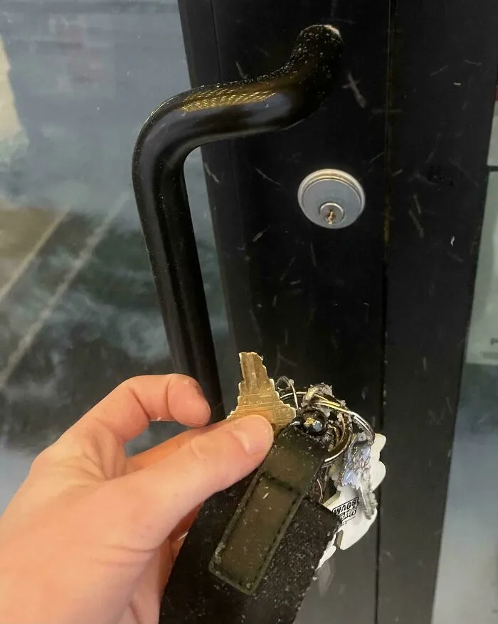 Caminé al trabajo bajo una brutal tormenta de nieve, solo para que mi llave se rompiera en el ojo de la cerradura mientras intentaba abrir la puerta.