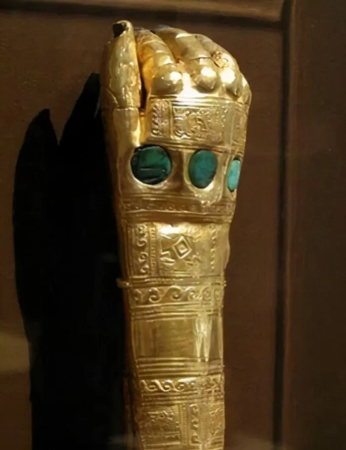 Desvelado en las profundidades del rico patrimonio cultural de Perú, este fascinante artefacto dorado es un testimonio de la extraordinaria artesanía de la civilización lambayecana.