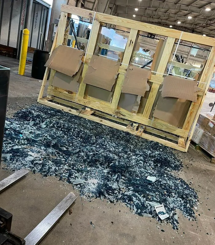 Un hombre dejó caer un palé de vidrio de 40.000 dólares en su primer día