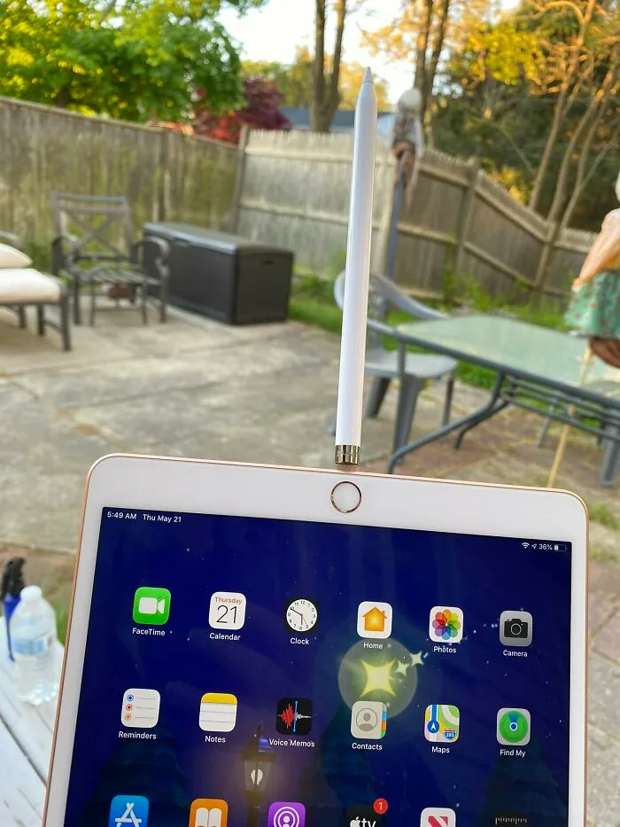Lápiz digital en un iPad al aire libre, un ejemplo de diseño que no funciona bien en la realidad.