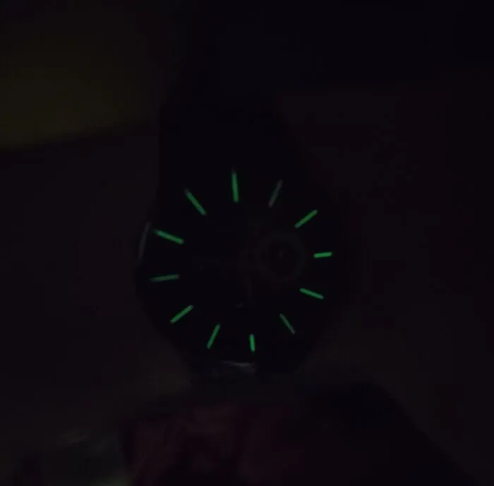 Mi reloj tiene las marcas horarias luminiscentes, pero las agujas no