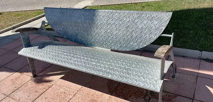 Este banco se calienta muchísimo en cuanto le da un poco el sol, es imposible sentarse