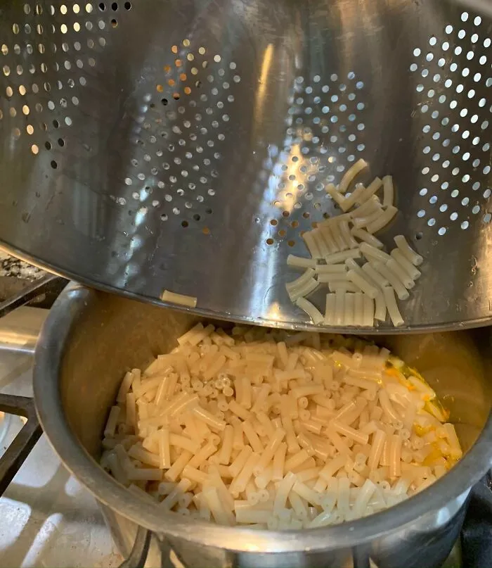 Este escurridor de IKEA tiene un borde curvado hacia dentro que atrapa la pasta
