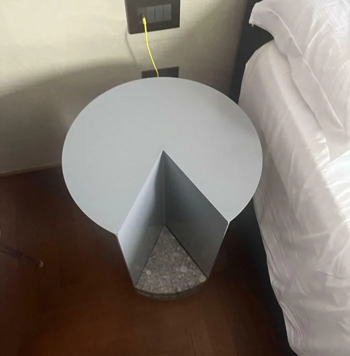 Quizá no sea el mejor diseño para una mesa auxiliar en un hotel donde se colocan objetos en la oscuridad antes de acostarse