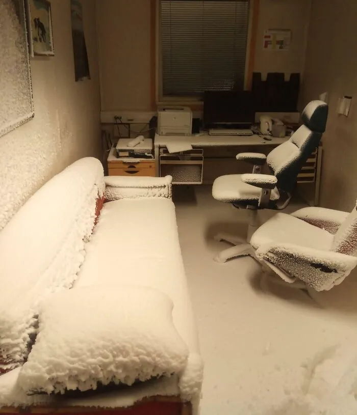 Cuando vives en Svalbard, Noruega, y se te olvida cerrar la ventana del despacho