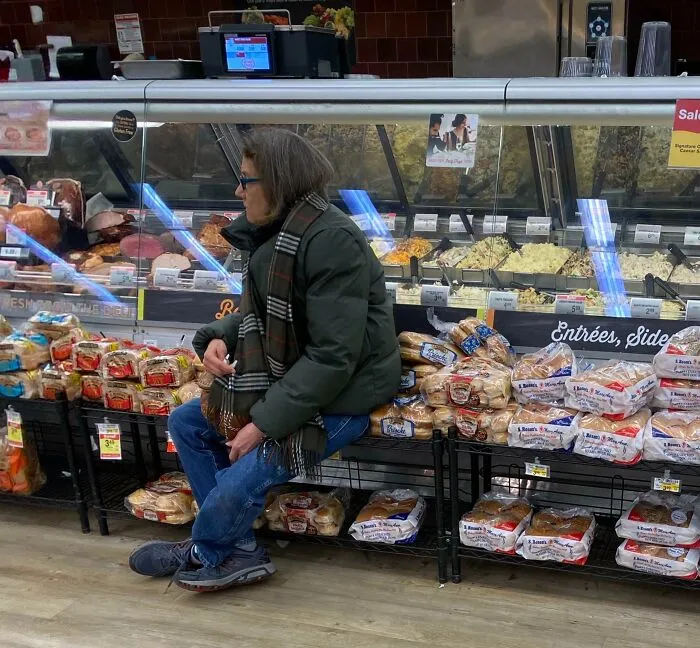¡Esta cascarrabias pensó que estaba bien sentarse sobre los panes de hamburguesa! Luego me gritó por robarle su lugar en la fila.