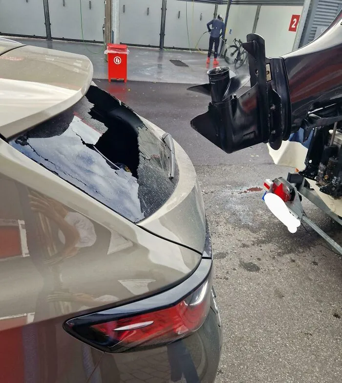 Alguien dio marcha atrás hasta que estrelló su remolque de barco contra mi auto de alquiler
