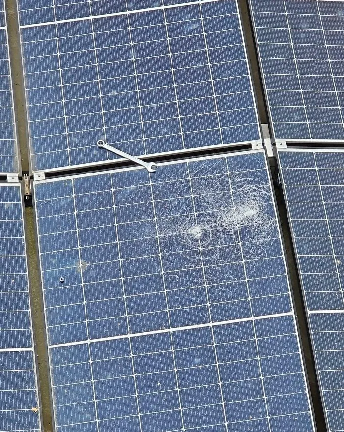 Panel solar dañado por una llave inglesa, mostrando un costoso accidente en la instalación.