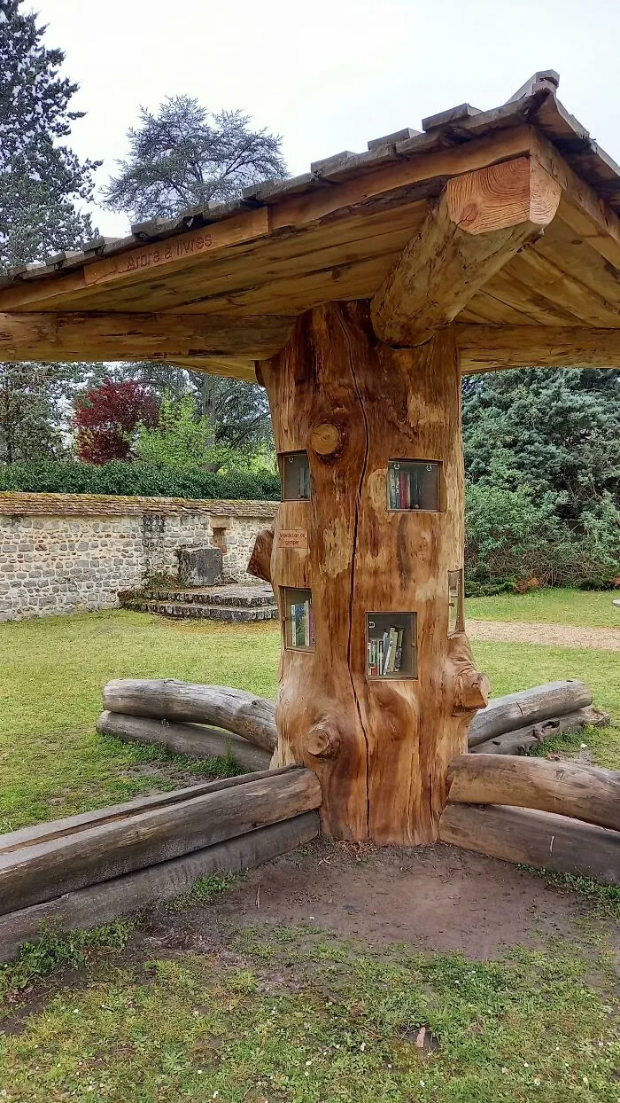 Árbol de libros en Arbonne-La-Forêt, Francia