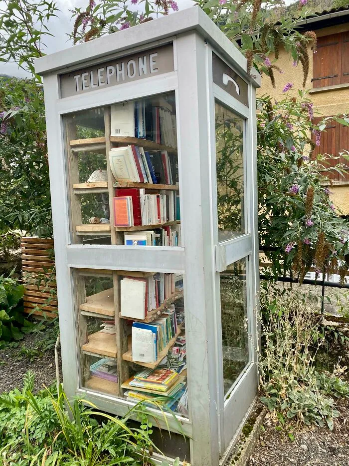 Una antigua cabina telefónica ahora utilizada como lugar de intercambio gratuito de libros en un pequeño pueblo de Francia.