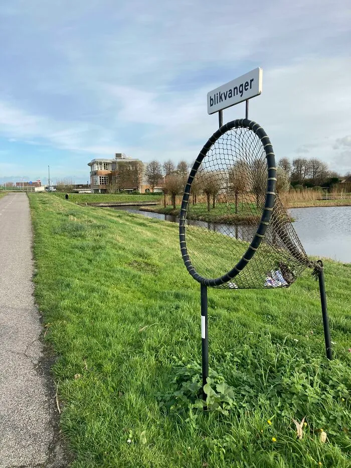 Red ciclística de basura en camino tranquilo, muestra detalles ingeniosos en países del mundo.