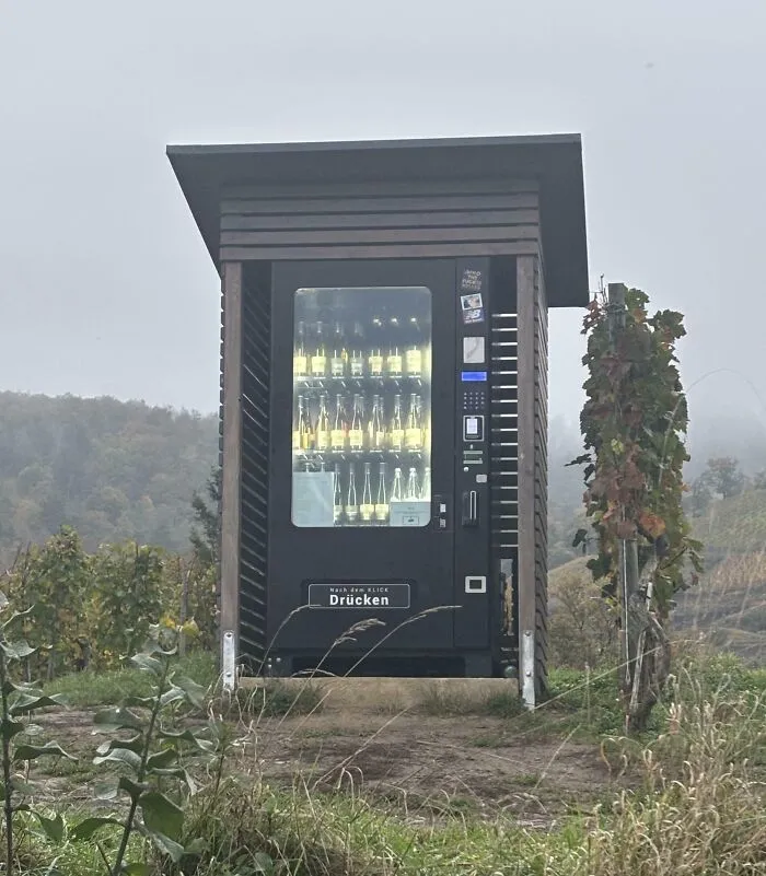 Máquina expendedora de vinos en medio de la naturaleza, un detalle ingenioso de la vida cotidiana en varios países.