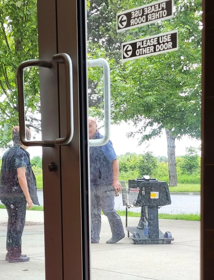 Este cliente cree que tiene derecho a irse con el carrito eléctrico de Walmart a su casa, y reprende a un empleado por intentar detenerlo.