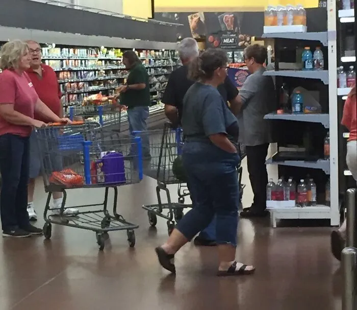 Personas que bloquean constantemente los pasillos de las tiendas para quedarse a charlar