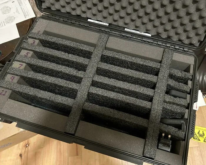 Vuela a Emiratos y consigue que te confisquen los 20 iPads de tu ong
