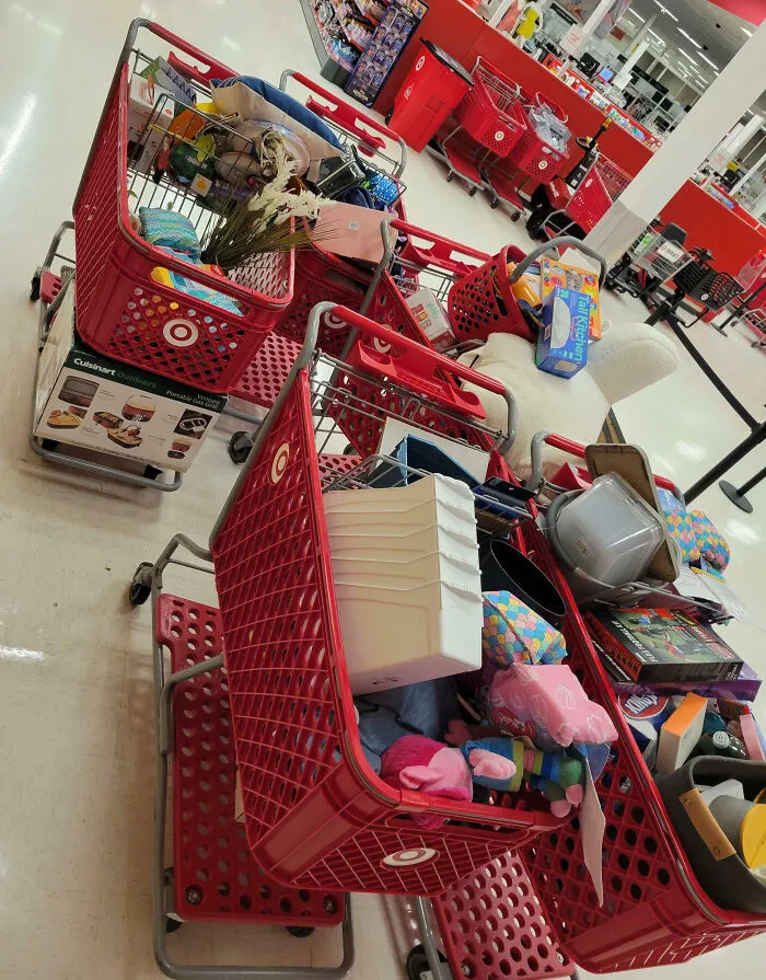 Trabajo en Target y todas las noches tengo que empujar de 3 a 5 carritos llenos de compras abandonadas por los clientes