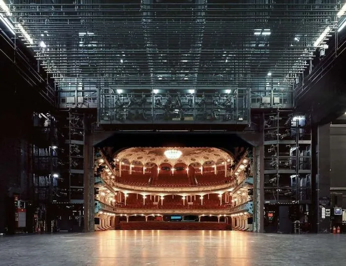El Deutsches Schauspielhaus, con 1.200 localidades, es el teatro más grande de Alemania. Abrió sus puertas por primera vez el 15 de septiembre de 1900. Entre bastidores