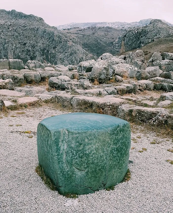 Una piedra verde situada en la antigua ciudad de Hattusa (Çorum, Turquía en la actualidad). Se desconoce la finalidad de la piedra, pero se cree que tiene un origen religioso.