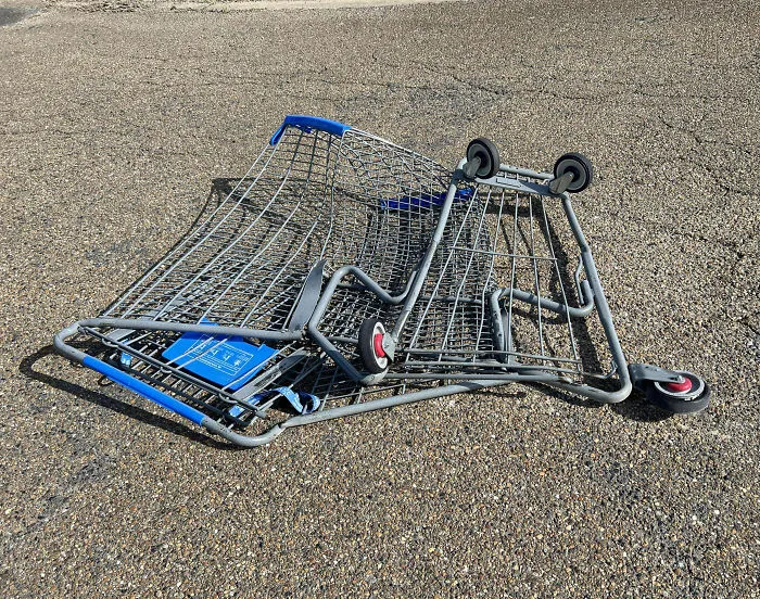 Carro de supermercado deformado en estacionamiento, ilustrando clientes frustrantes y situaciones complicadas según empleados.