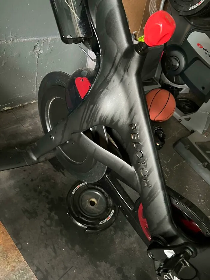 Mi cuñada vive con nosotros y usa nuestras cosas. Así es como deja mi bici estática después de su uso, incluso después de habérselo mencionado un par de veces.
