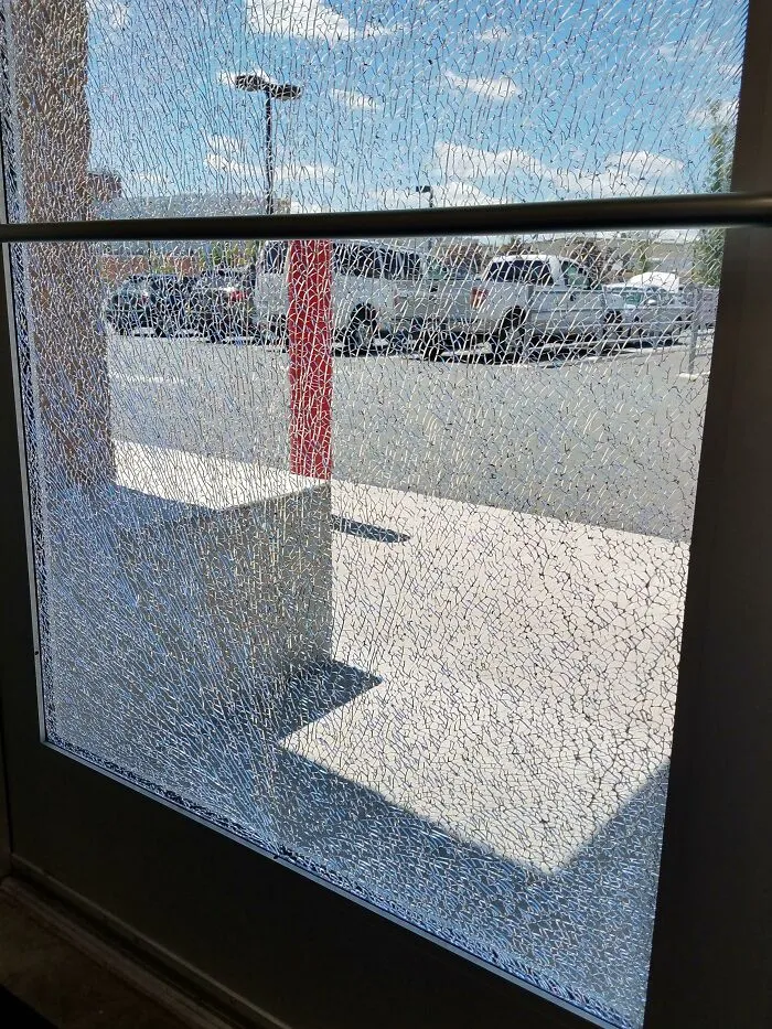 Intenté abrir la puerta con el pie